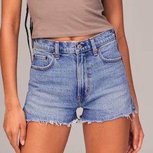 Abercrombie & Fitch Women’s High Rise Mom Jean Short in Medium Wash Size 10 / 30